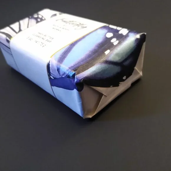 Bath & Body Works Cosmetics Bag with Cleansing Soap Bar - Picture 14 of 16